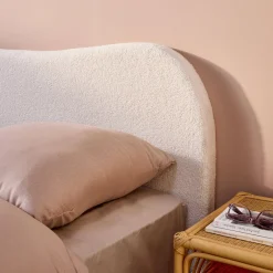 Letto con rete a doghe e testiera, bianco con finitura bouclé