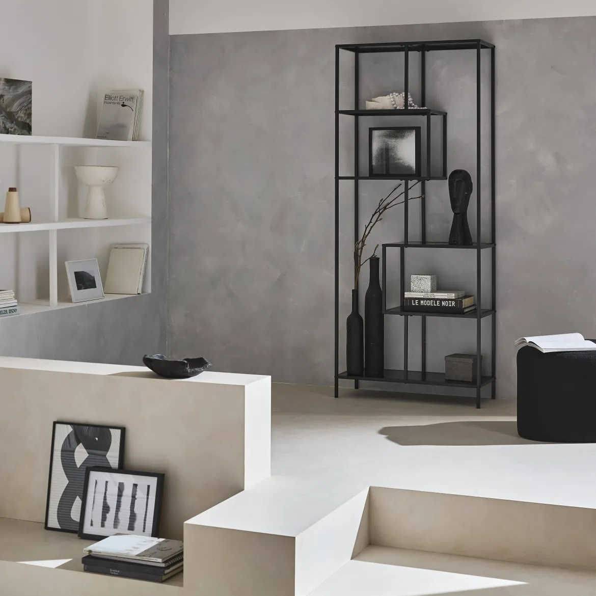 Libreria asimmetrica in metallo nero a 6 livelli