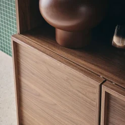 Libreria effetto legno con 2 ante a 5 livelli