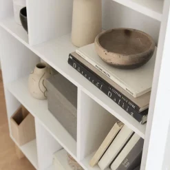 Libreria effetto legno con gambe in legno e 4 ripiani