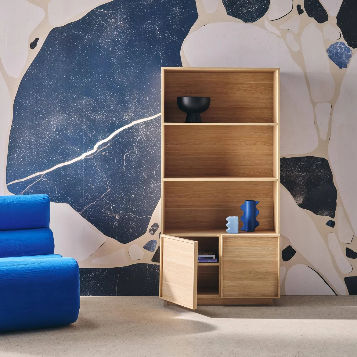Libreria effetto legno con 2 ante a 5 livelli
