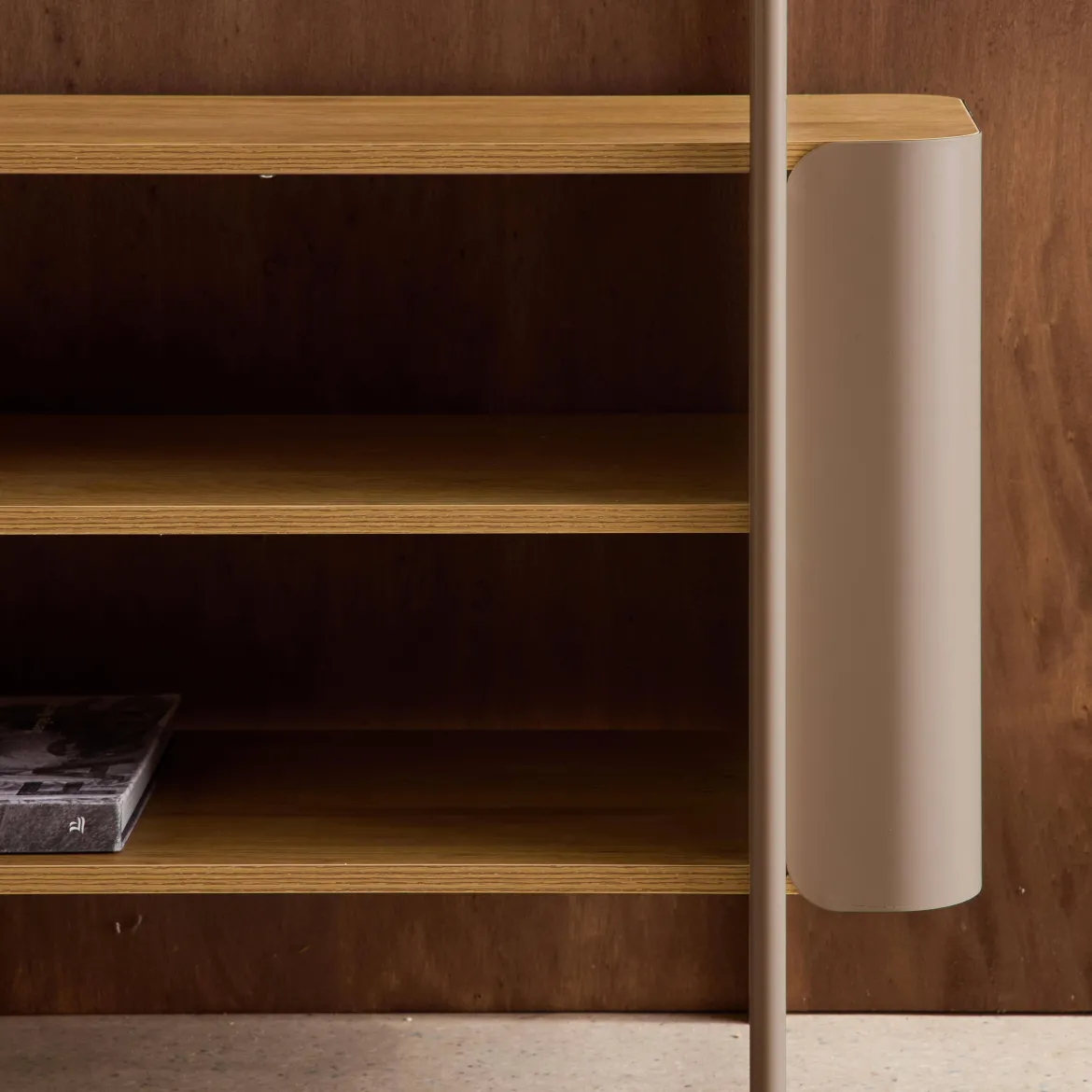 Libreria in metallo curvato e legno a 6 livelli