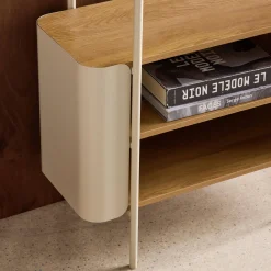 Libreria in metallo curvato e legno a 6 livelli