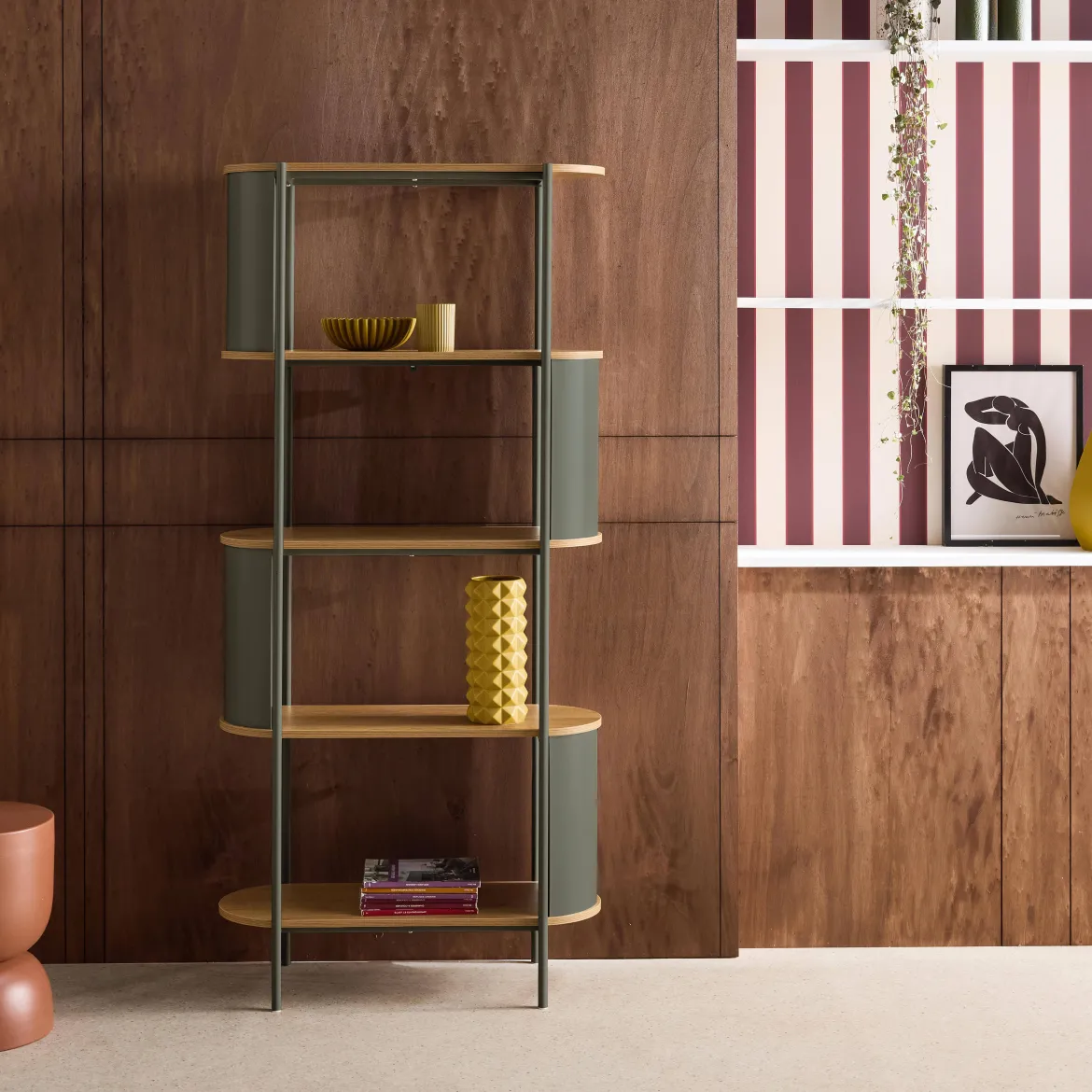 Libreria in metallo curvato e legno a 5 livelli
