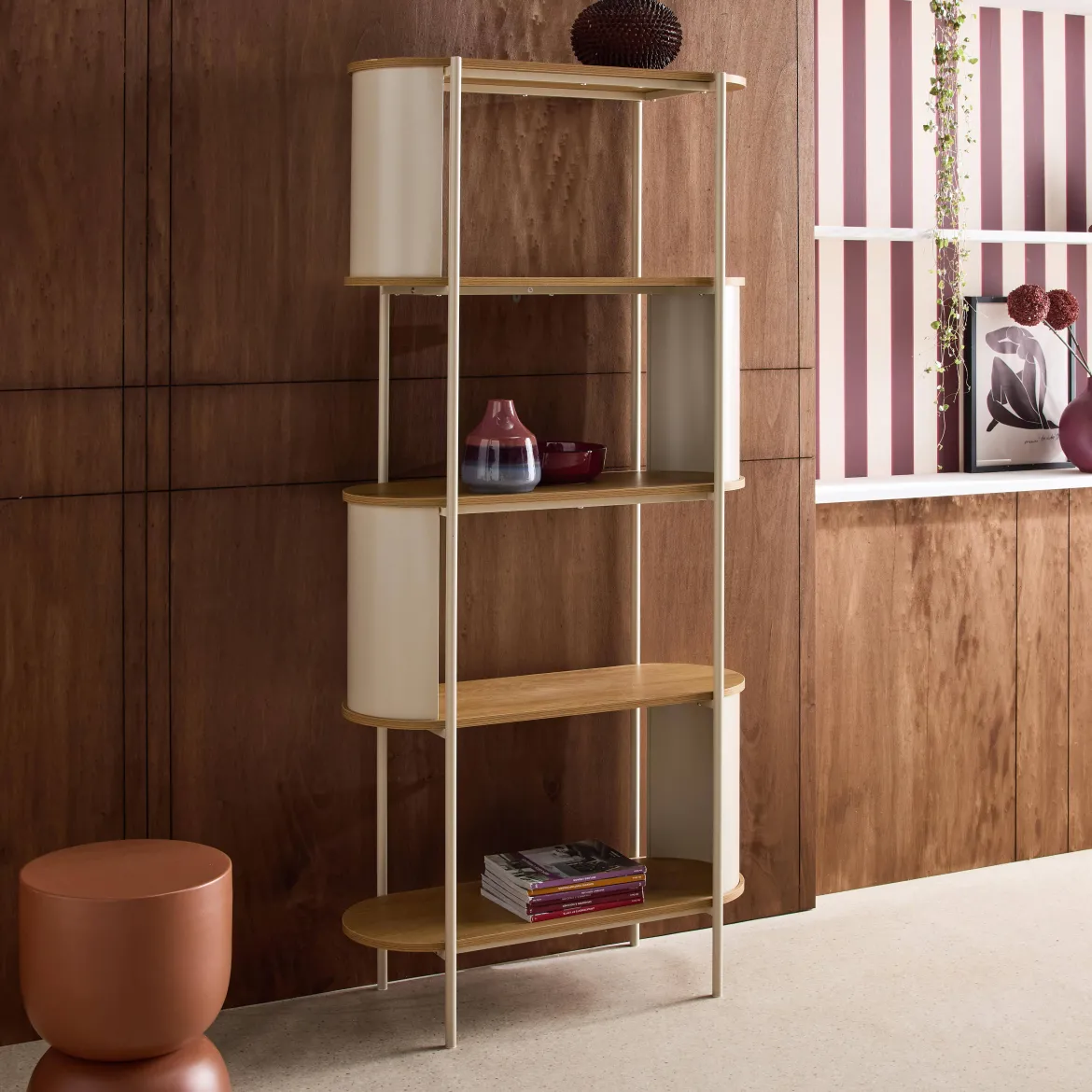 Libreria in metallo curvato e legno a 5 livelli