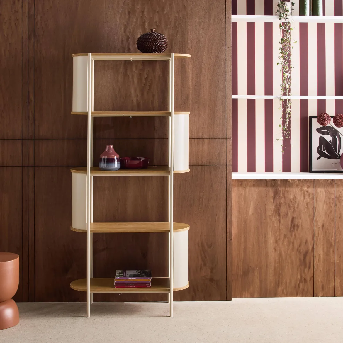Libreria in metallo curvato e legno a 5 livelli