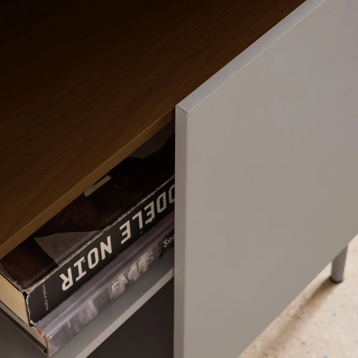 Libreria in metallo e decorazione in legno a 6 livelli