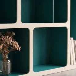 Libreria organica in legno bicolore con 8 scomparti