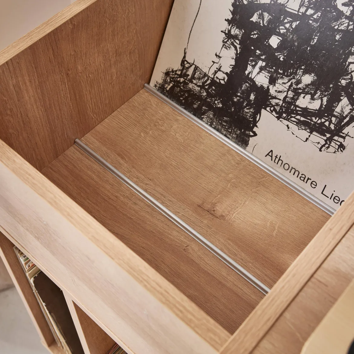 Mobile per vinili con decorazioni in canna e legno