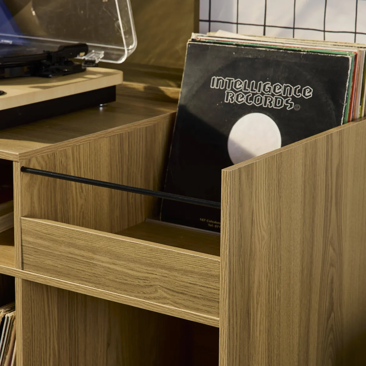 Mobili vintage per vinili con decorazioni in legno