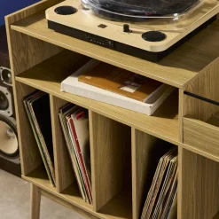 Mobili vintage per vinili con decorazioni in legno