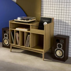 Mobili vintage per vinili con decorazioni in legno