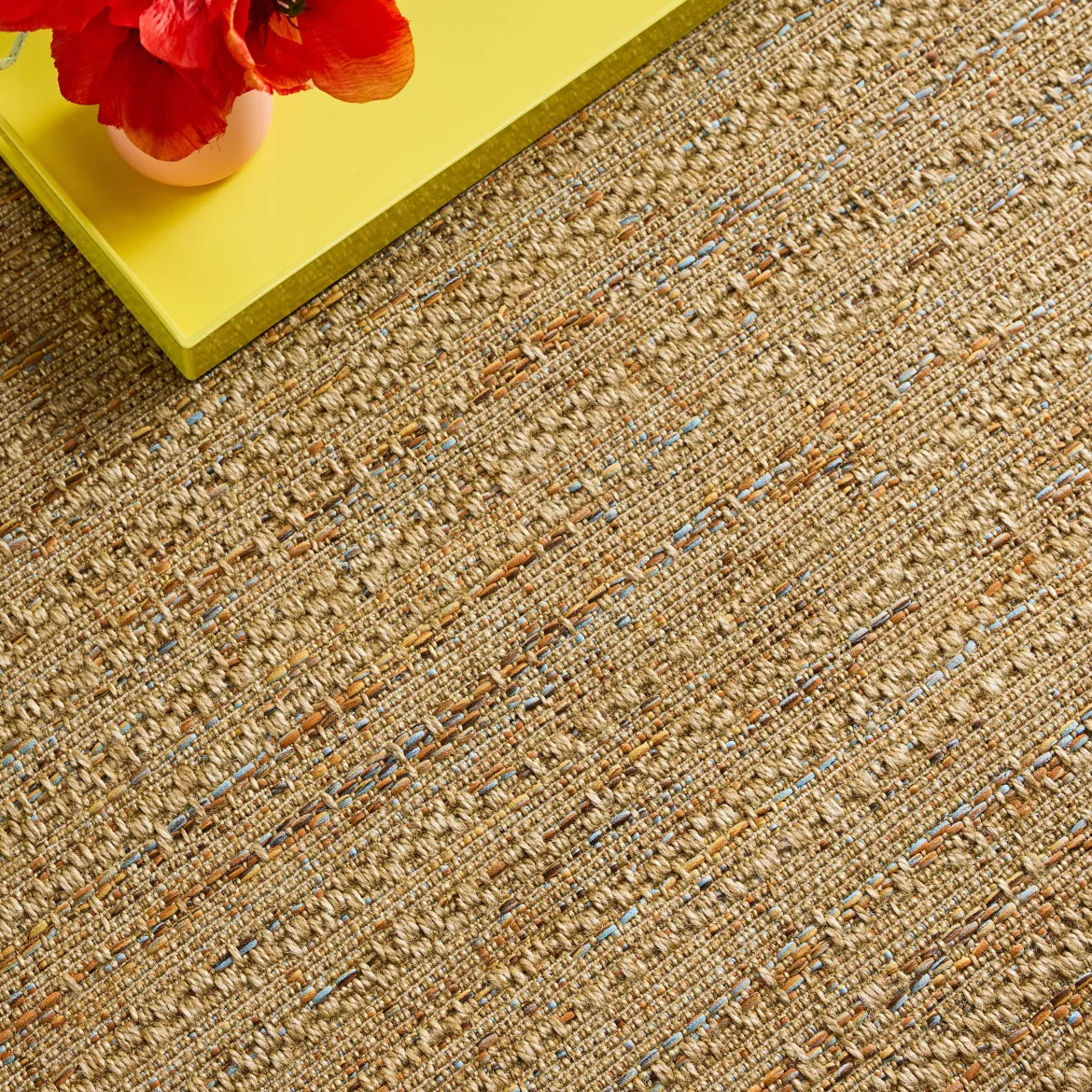 Moquette interna/esterna ad effetto juta chiaro con accenti colorati