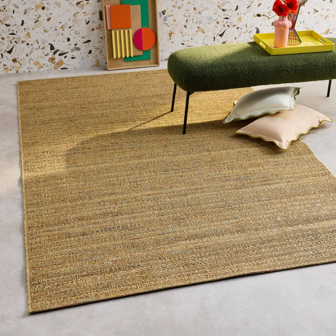 Moquette interna/esterna ad effetto juta chiaro con accenti colorati