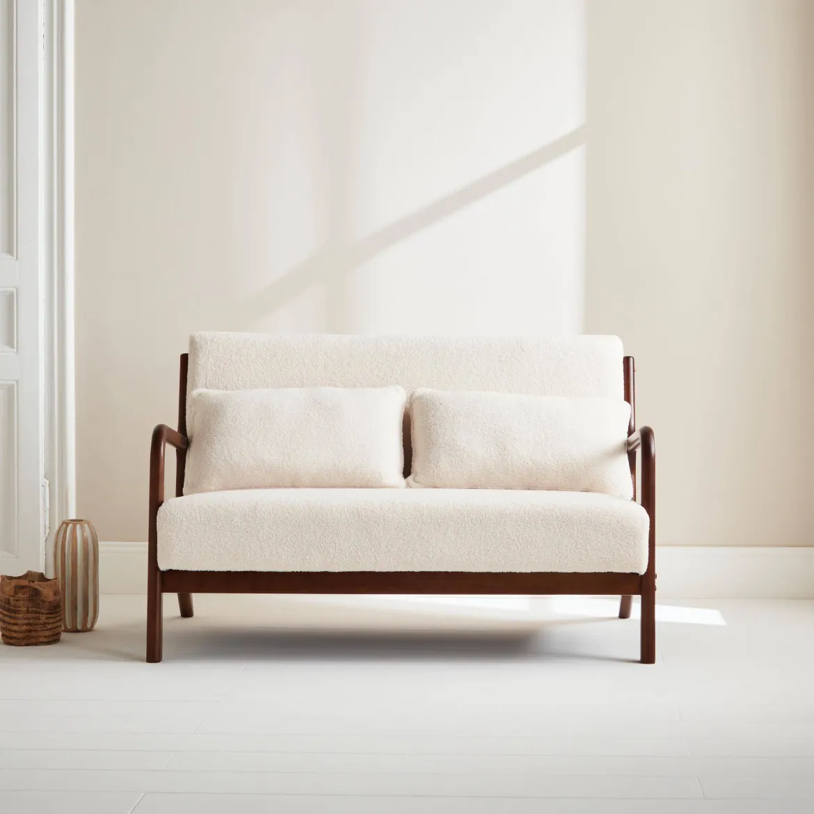 Panca scandinava in legno di hevea tinto noce e bouclé, 2 posti