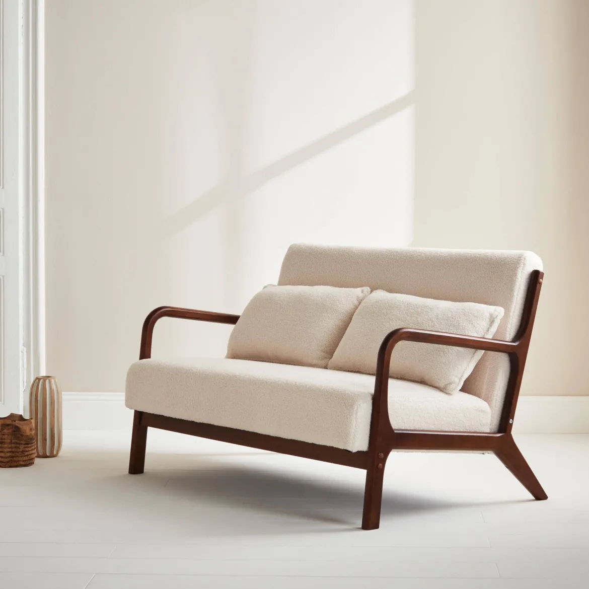 Panca scandinava in legno di hevea tinto noce e bouclé, 2 posti
