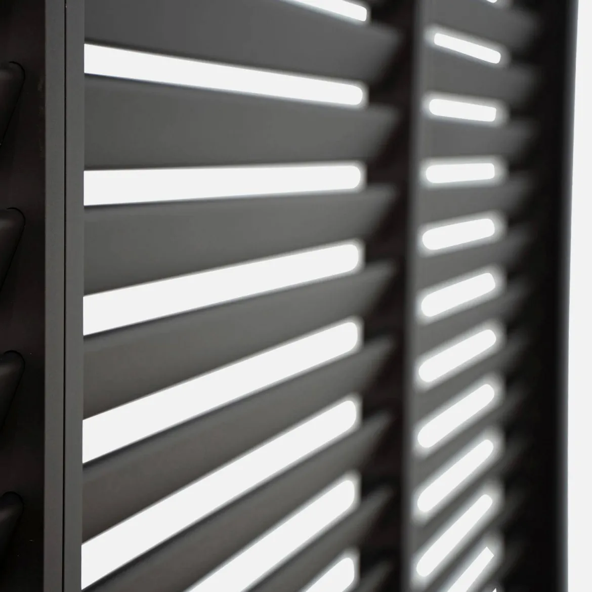 Pergola bioclimatica 3x3m in alluminio con lamelle orientabili V2 + 3 persiane