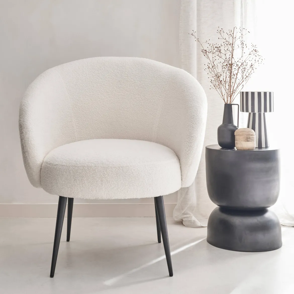 Poltrona di design in boulcé bianca e metallo