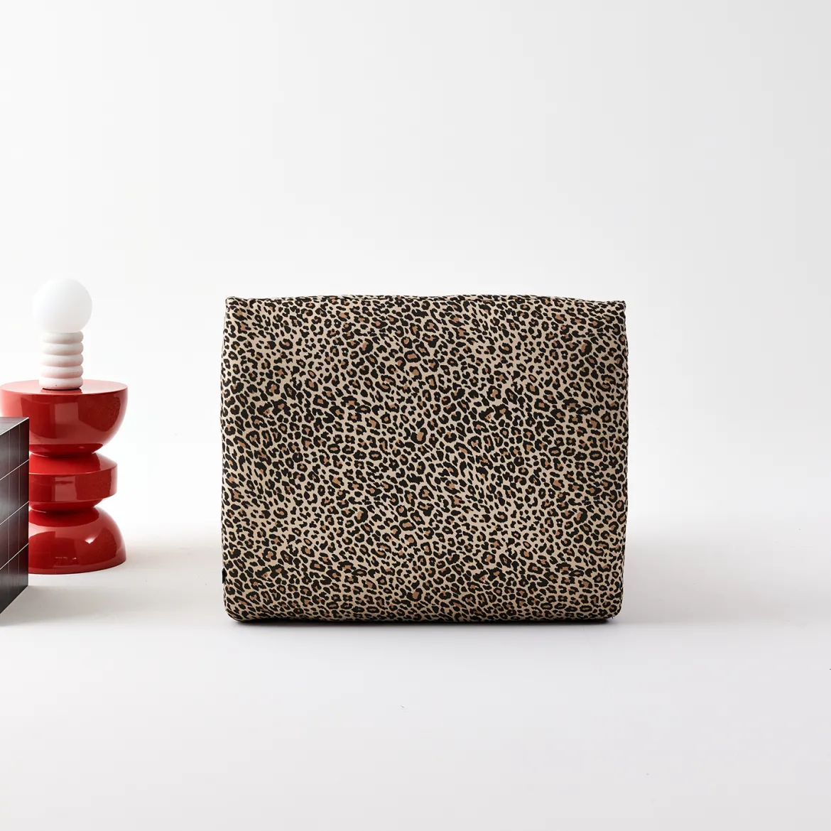 Poltrona in tessuto leopardato