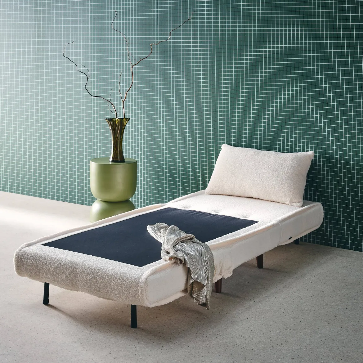 Poltrona letto bouclé con base in legno