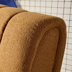 Poltrona relax con gambe rotonde in legno e tessuto bouclé
