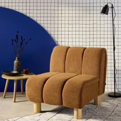 Poltrona relax con gambe rotonde in legno e tessuto bouclé