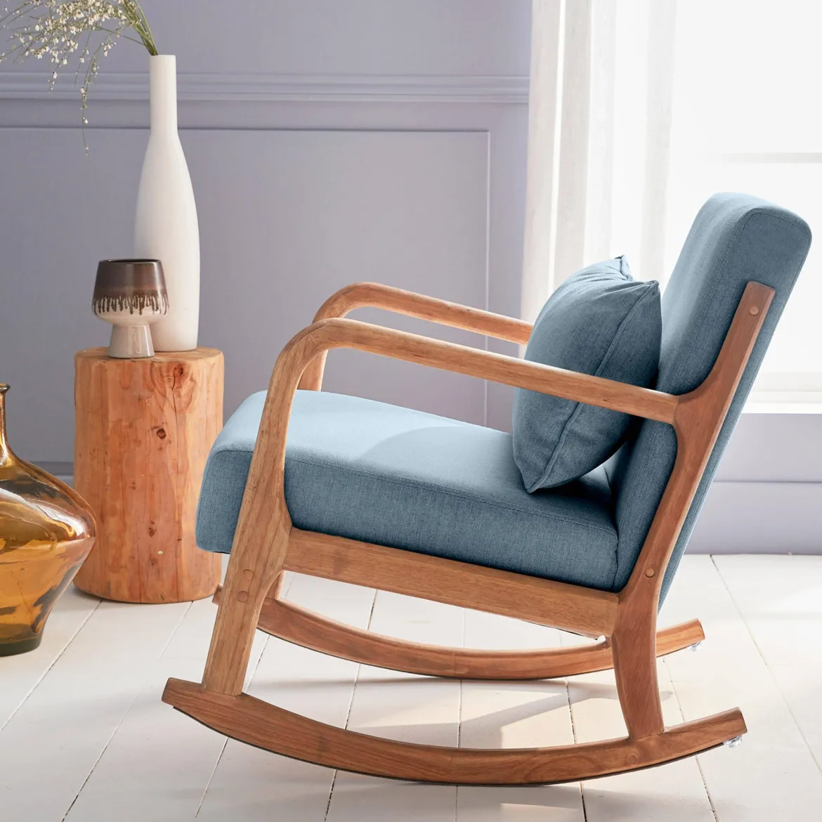 Poltrona scandinava a dondolo in legno e tessuto con braccioli