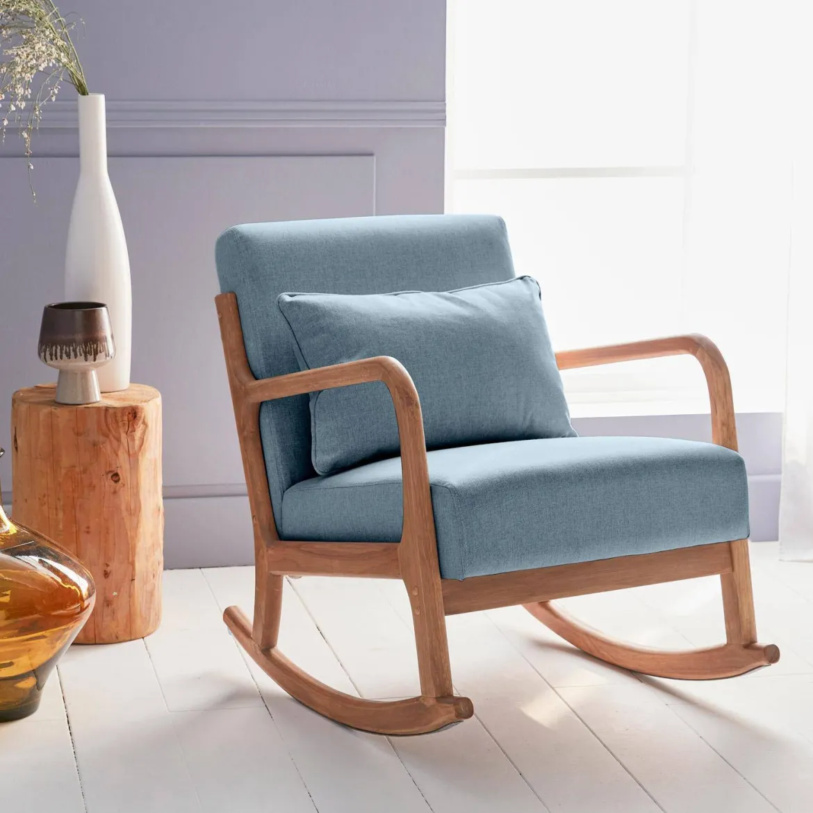 Poltrona scandinava a dondolo in legno e tessuto con braccioli