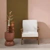 Poltrona scandinava bouclé in legno di hevea tinto noce chiaro