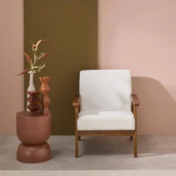 Poltrona scandinava bouclé in legno di hevea tinto noce chiaro