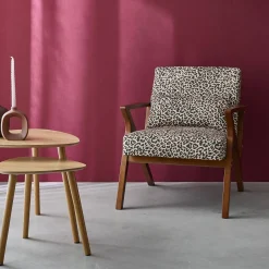 Poltrona scandinava in legno di hevea e stampa leopardo