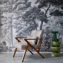 Poltrona scandinava in legno di hevea e stampa leopardo