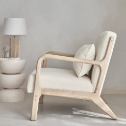 Poltrona scandinava in legno e tessuto bouclé testurizzato