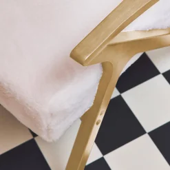 Poltrona scandinava in legno di hevea e tessuto effetto pelliccia sintetica