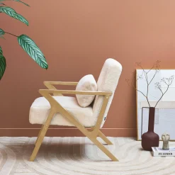 Poltrona scandinava in legno di hevea e tessuto effetto pelliccia sintetica