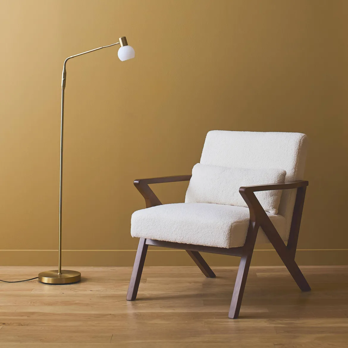 Poltrona scandinava in legno di hevea e bouclé