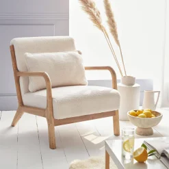 Poltrona scandinava in legno e tessuto bouclé