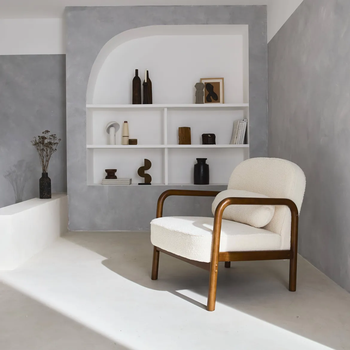 Poltrona scandinava in legno di hevea tinto noce