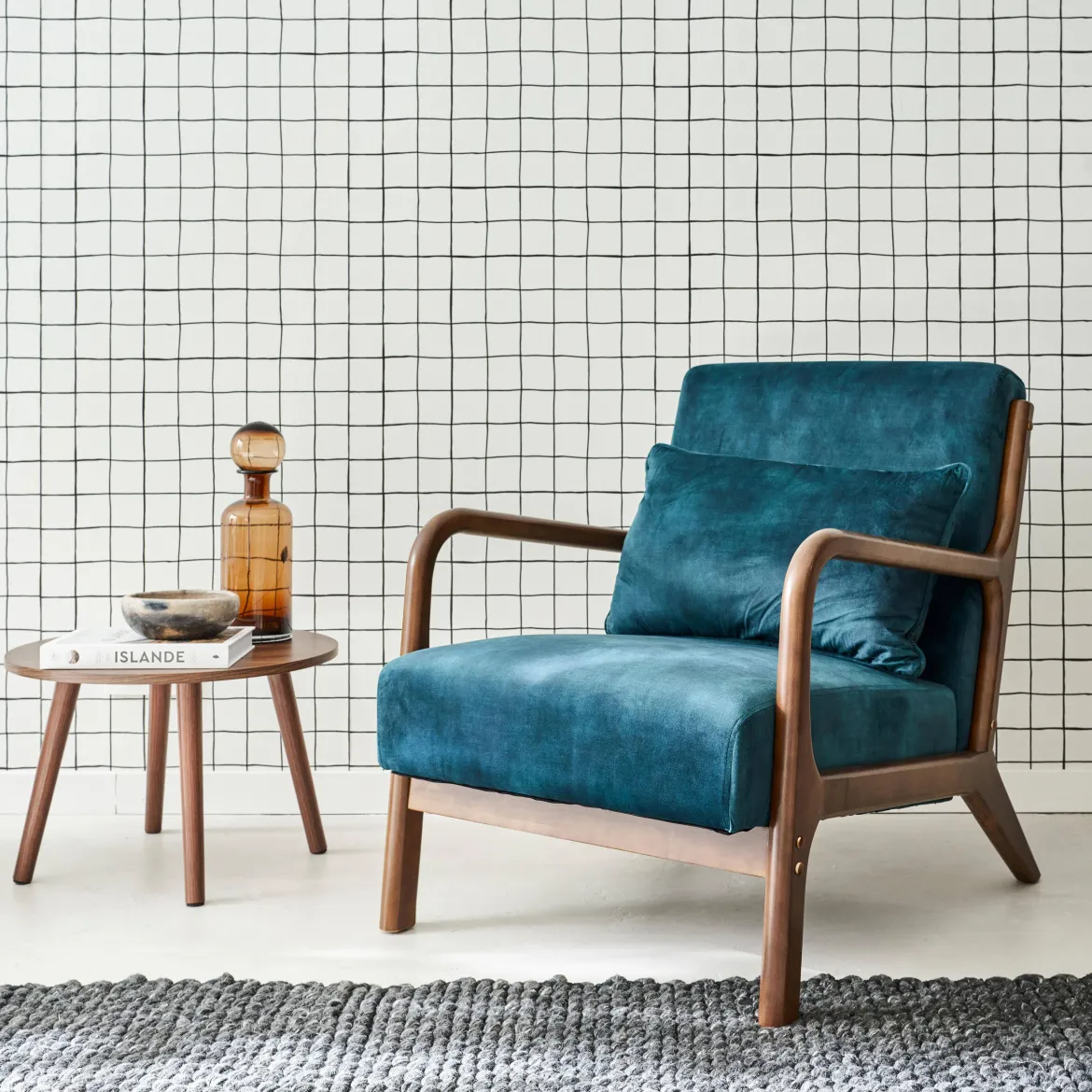 Poltrona scandinava in velluto e legno di hevea tinto noce scuro