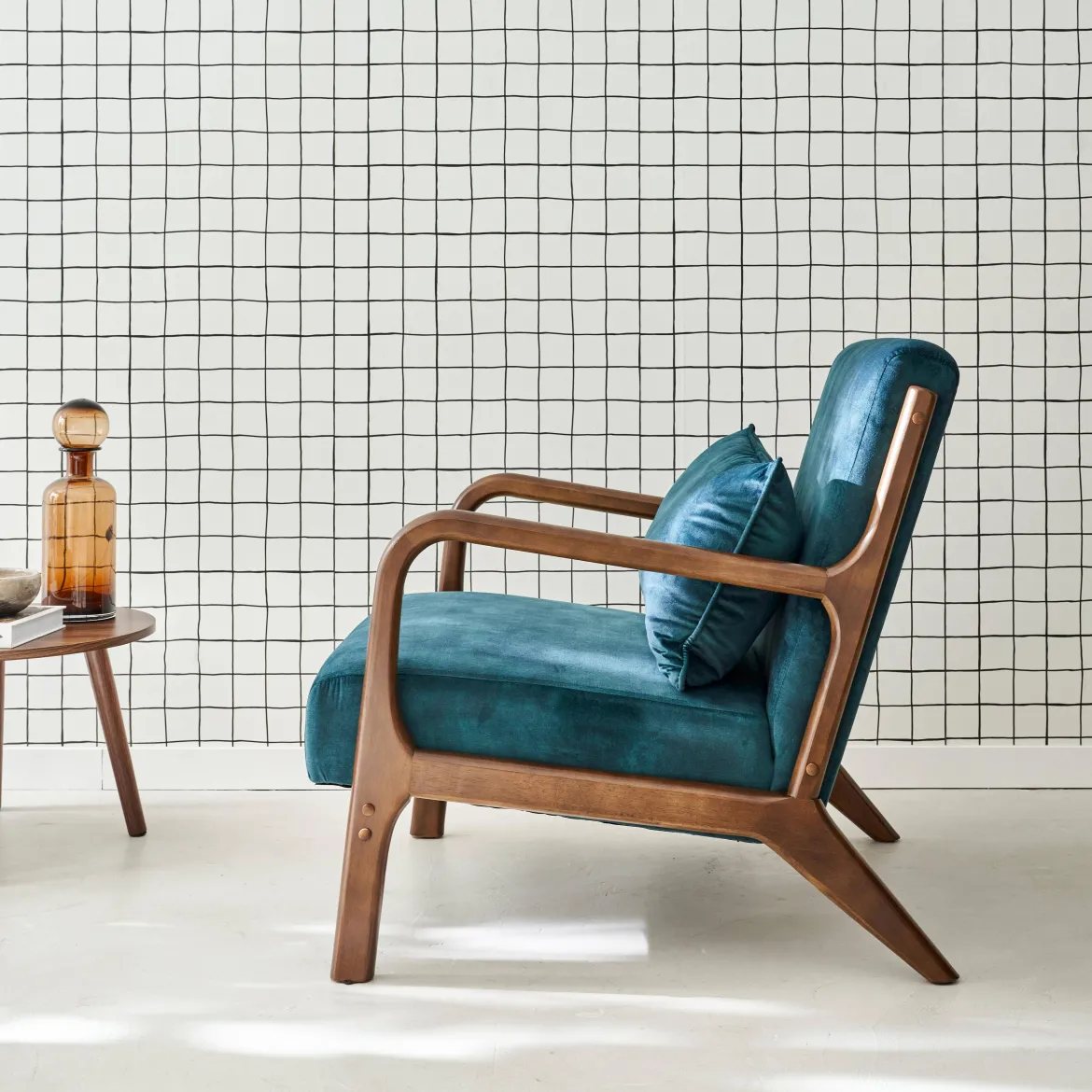 Poltrona scandinava in velluto e legno di hevea tinto noce scuro