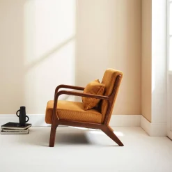 Poltrona scandinava in velluto a coste e legno di hevea