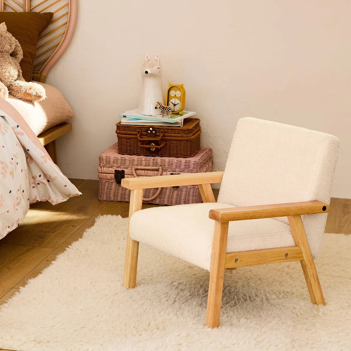 Poltrona scandinava per bambini in tessuto bouclé e legno di hevea