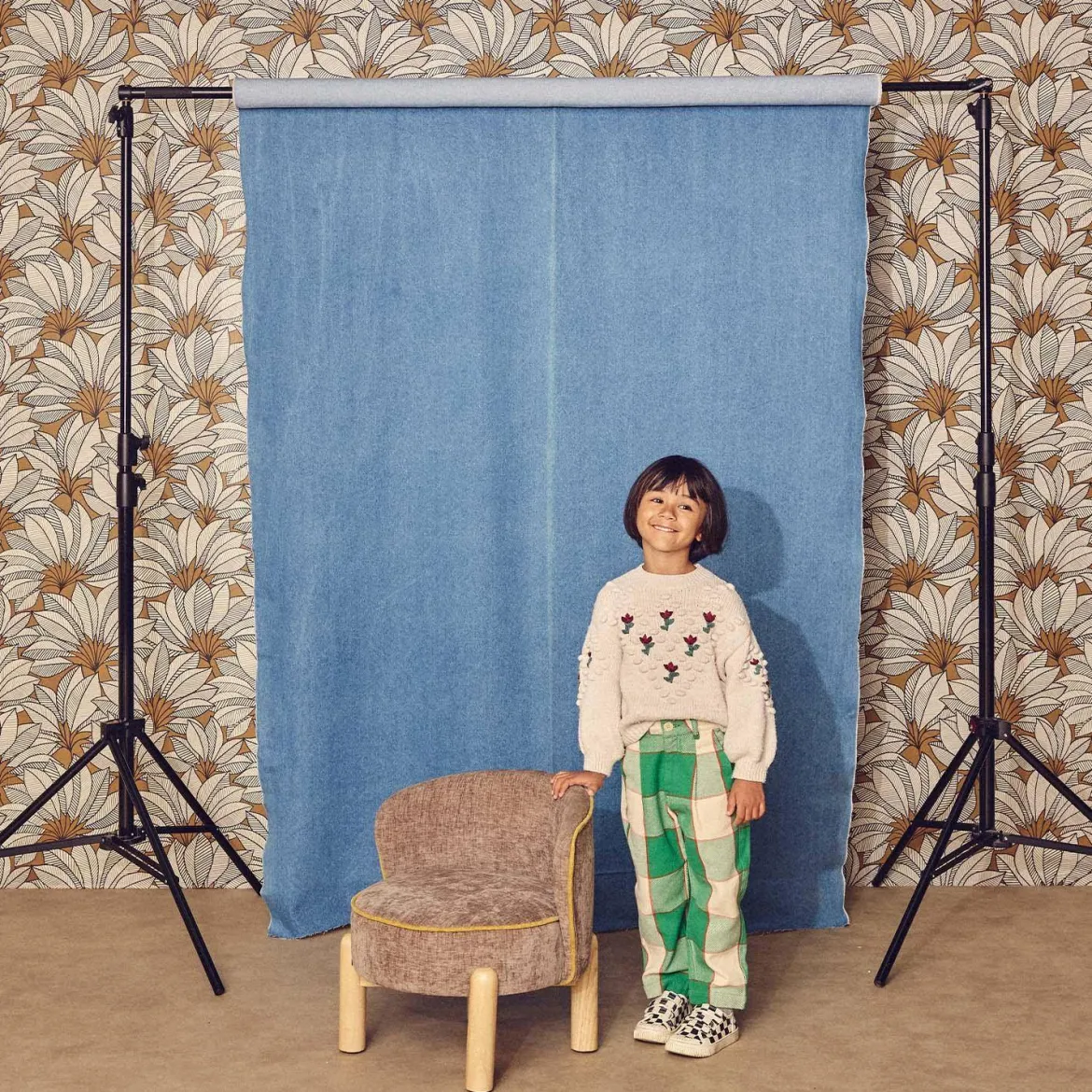 Poltrona vintage per bambini in tessuto ciniglia e legno di hevea