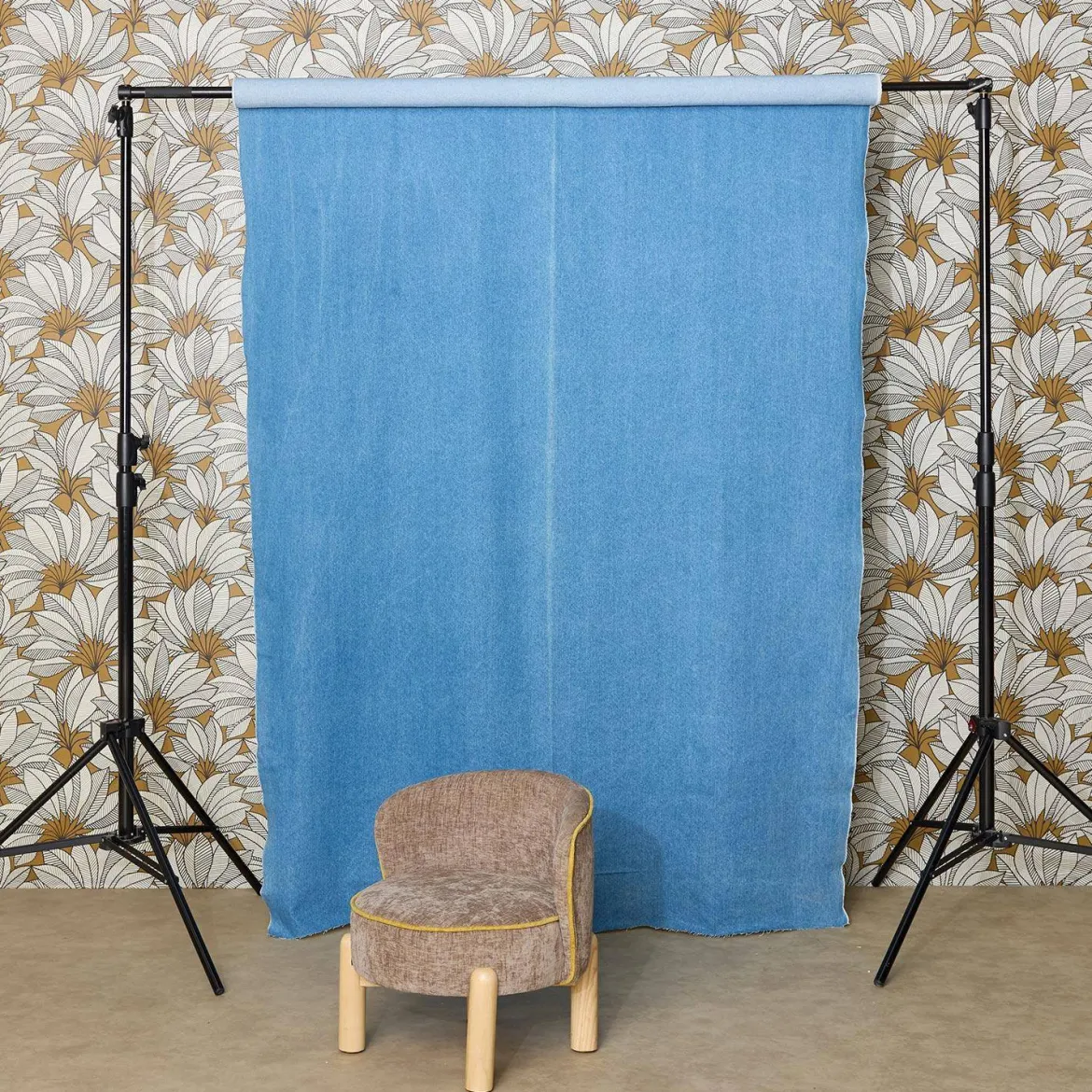 Poltrona vintage per bambini in tessuto ciniglia e legno di hevea