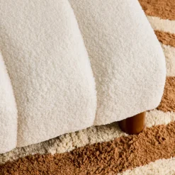 Poltrona bambino piedi arrotondati legno di hevea e bouclé