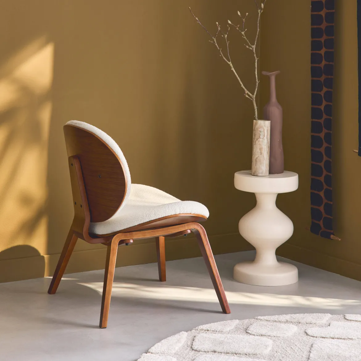 Poltrona con finiture effetto legno curvato e tessuto bouclé