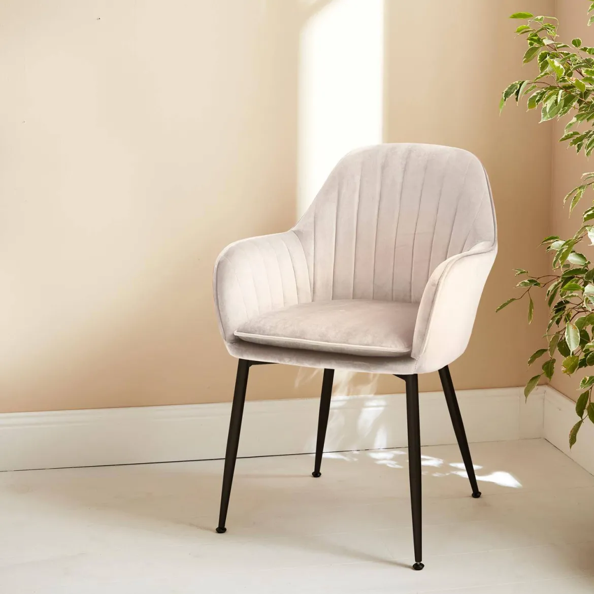 Poltrona in velluto con gambe in metallo