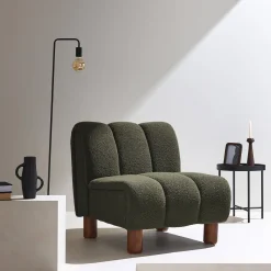 Poltrona relax con gambe rotonde in legno e tessuto bouclé