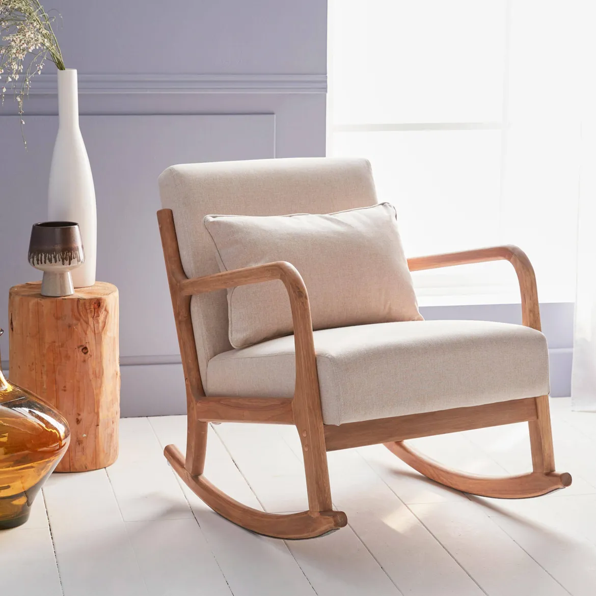 Poltrona scandinava a dondolo in legno e tessuto con braccioli