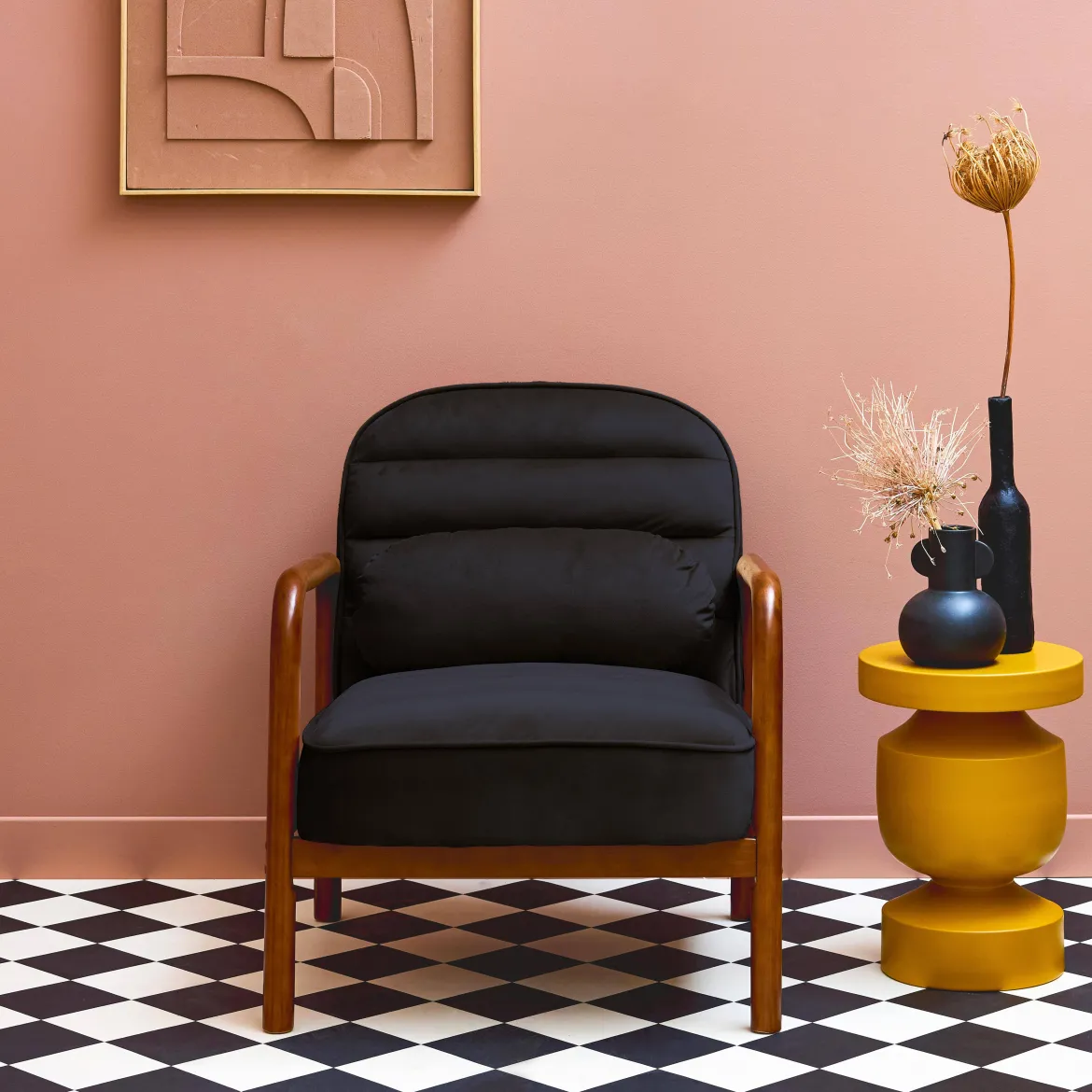 Poltrona scandinava in legno di hevea tinto noce e tessuto in velluto